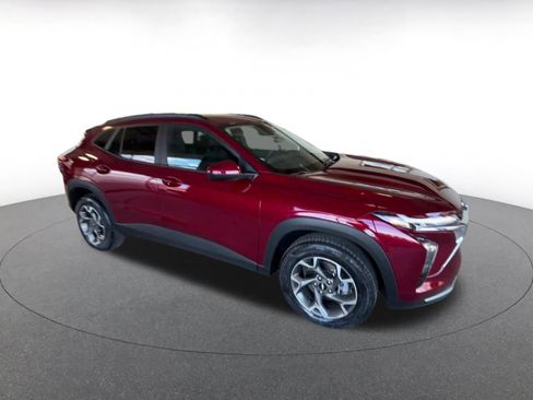 Used 2025 Chevrolet Trax LT image 2