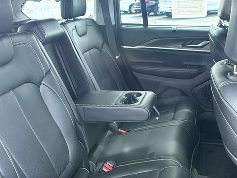 Used 2023 Jeep Grand Cherokee Limited w/ Luxury Tech Group II RWD image 14