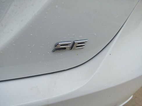 Used 2024 Toyota Camry SE FWD image 9