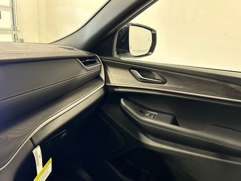 New 2025 Jeep Grand Cherokee Limited image 26