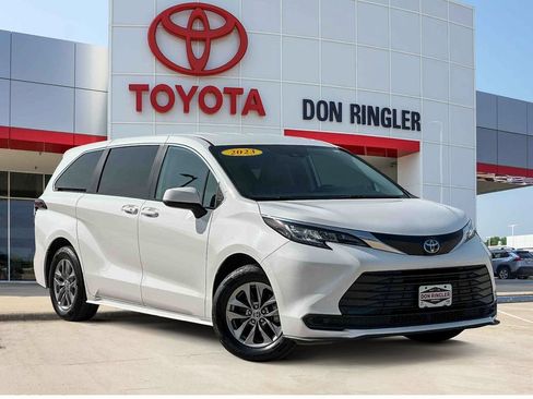 Used 2023 Toyota Sienna LE FWD image 1