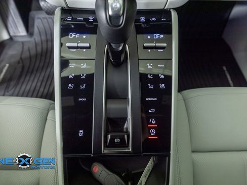 Used 2024 Porsche Macan AWD/4WD image 25