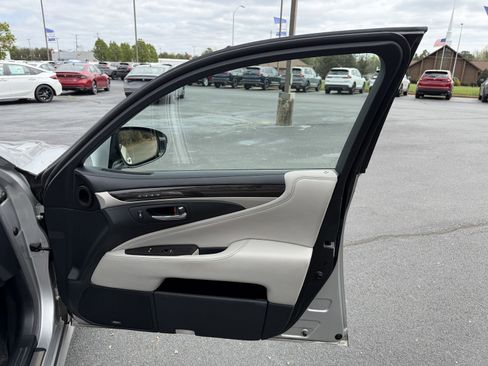 Used 2016 Lexus LS 460 AWD w/ Comfort Package image 23