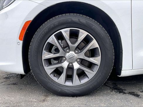 Used 2023 Chrysler Pacifica Pinnacle FWD image 9