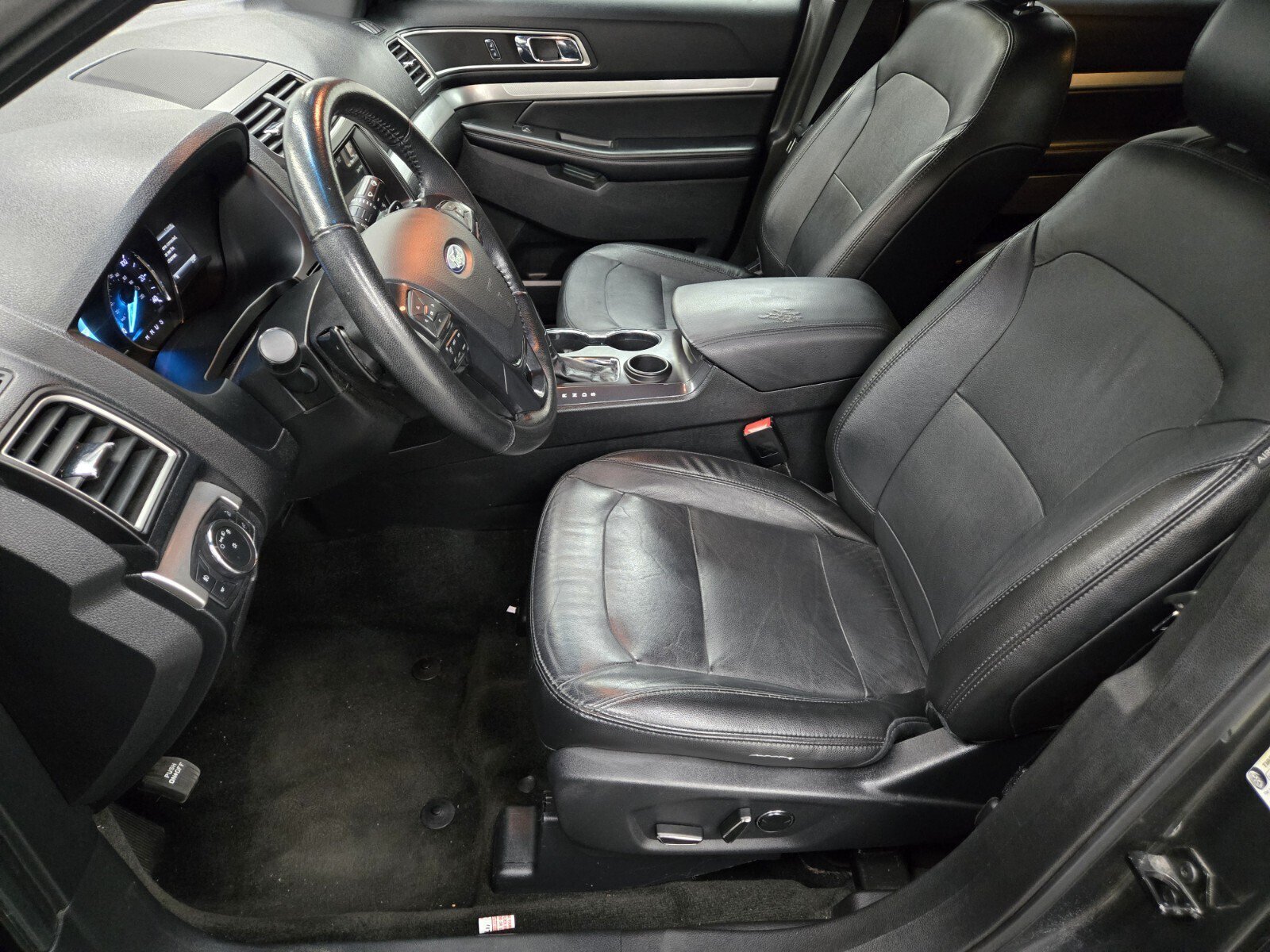Used 2017 Ford Explorer XLT w/ Equipment Group 202A FWD image 7