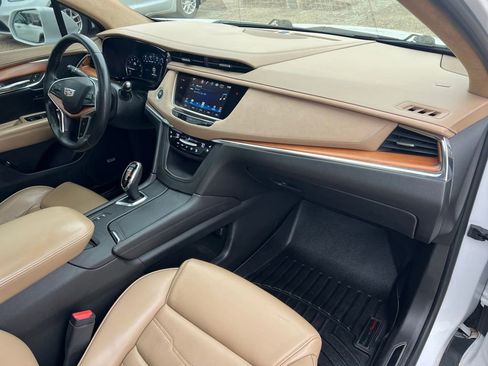 Used 2017 Cadillac XT5 Platinum w/ Driver Assist Package image 9