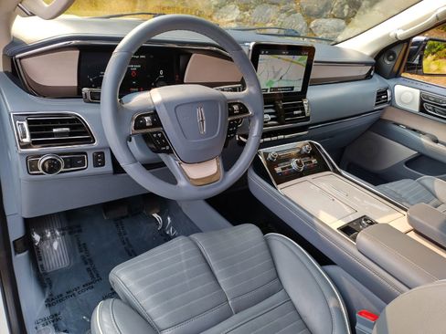 Used 2021 Lincoln Navigator Black Label w/ Cargo Convenience Package image 10