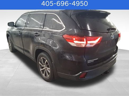 Used 2017 Toyota Highlander SE image 3