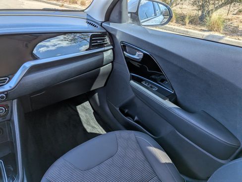 Used 2021 Kia Niro LXS image 18