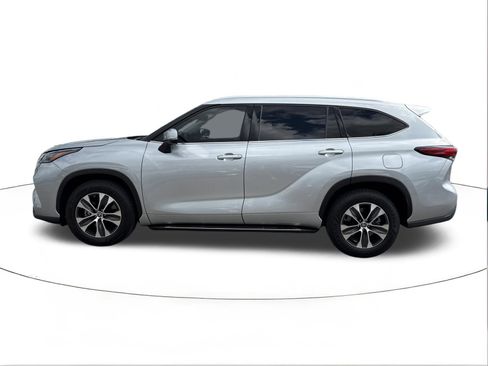Used 2022 Toyota Highlander XLE image 6