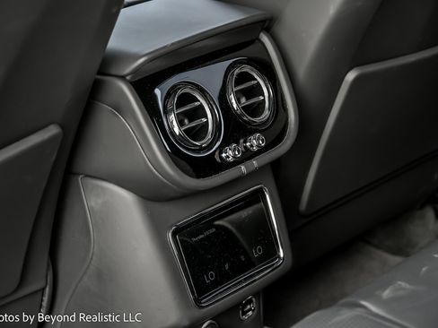 Used 2023 Bentley Bentayga Plug-In Hybrid image 30