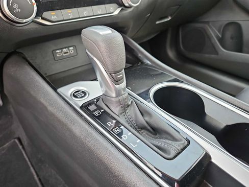 Used 2024 Nissan Altima 2.5 SV FWD image 21