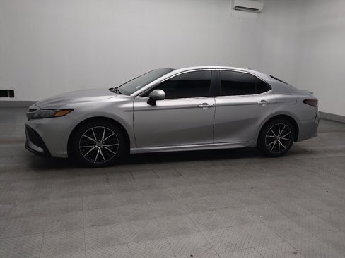 Used 2022 Toyota Camry SE FWD image 2