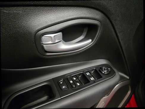 Used 2023 Jeep Renegade Latitude AWD/4WD image 10