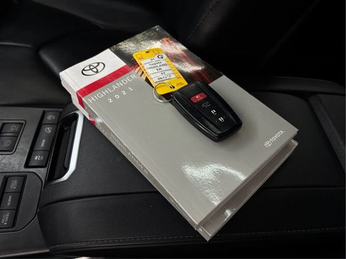 Used 2021 Toyota Highlander XLE image 42