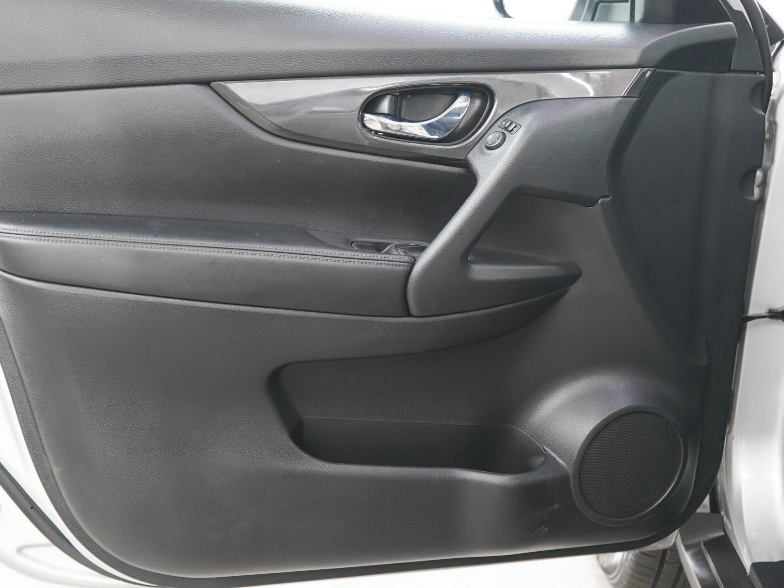 Used 2017 Nissan Rogue S AWD/4WD image 18