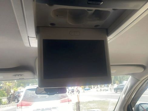 Used 2013 Chrysler Town & Country Touring FWD image 21