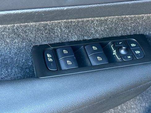 Used 2021 Volvo XC40 T5 Momentum w/ Premium Package image 12