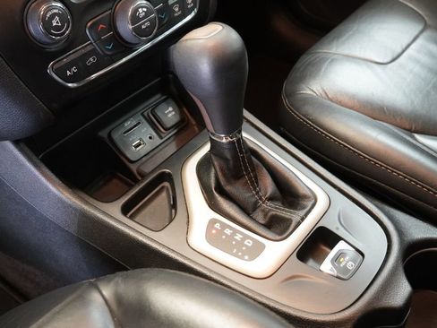 Used 2017 Jeep Cherokee Limited FWD image 22
