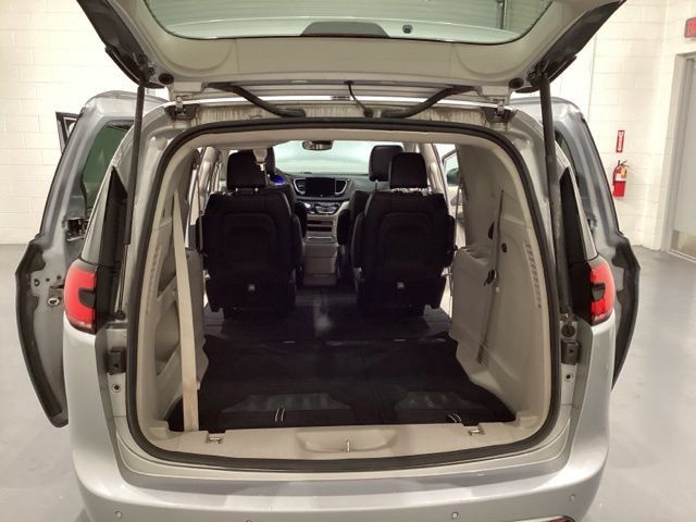 Used 2023 Chrysler Pacifica Touring-L FWD image 12