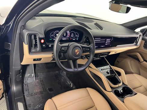 Certified 2025 Porsche Cayenne AWD/4WD image 4