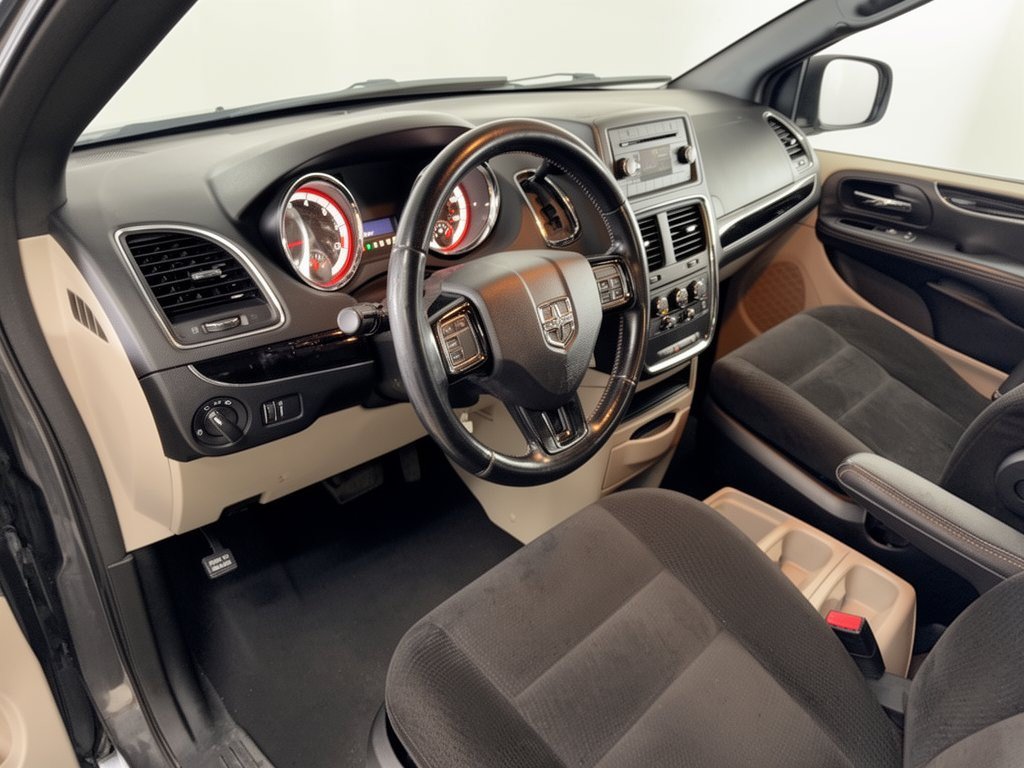 Used 2016 Dodge Grand Caravan SE FWD image 4