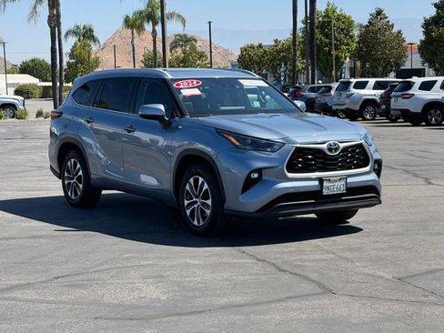 Used 2024 Toyota Highlander XLE FWD image 3