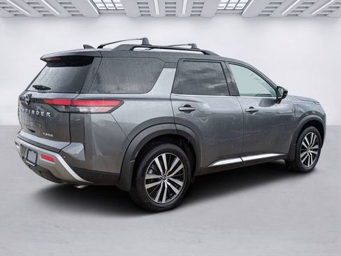 Used 2024 Nissan Pathfinder Platinum FWD image 5
