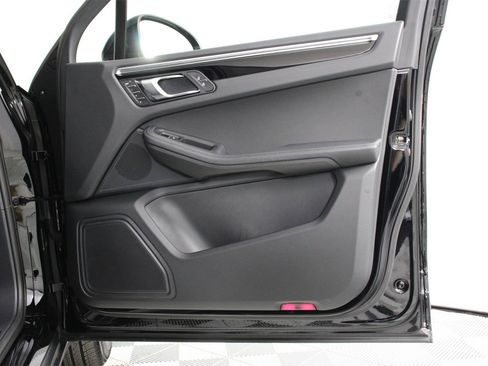 Used 2025 Porsche Macan image 23