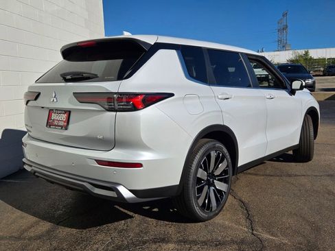 New 2025 Mitsubishi Outlander SE image 11
