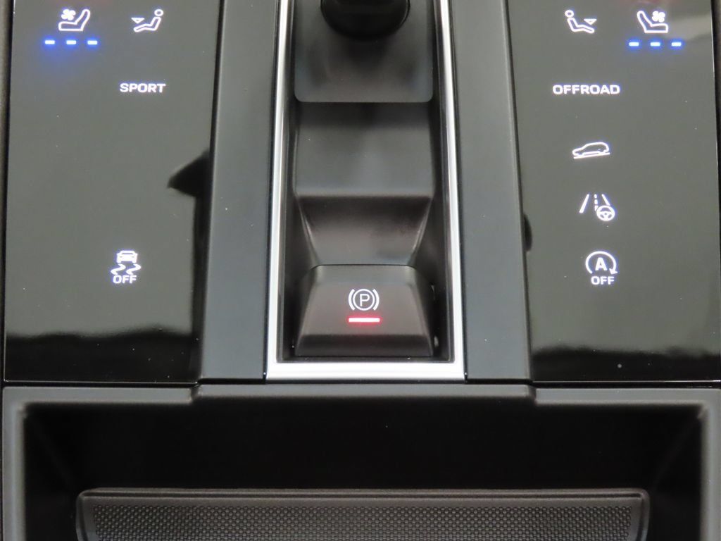 Certified 2026 Porsche Macan AWD/4WD image 28