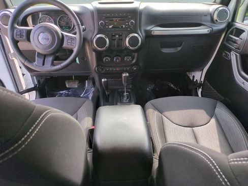 Used 2018 Jeep Wrangler Sahara w/ Connectivity Group AWD/4WD image 18