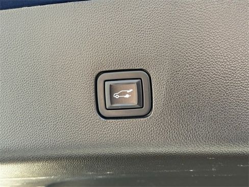 Used 2023 Chevrolet Traverse LT image 32