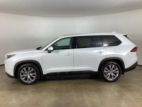 Used 2024 Toyota Grand Highlander AWD image 18