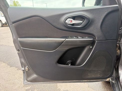 Used 2016 Jeep Cherokee Latitude w/ Cold Weather Group image 5