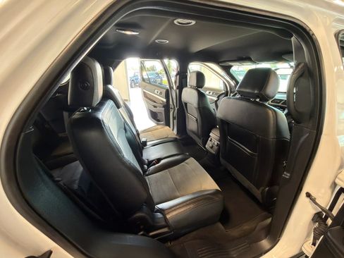 Used 2017 Ford Explorer XLT w/ Equipment Group 202A AWD/4WD image 24