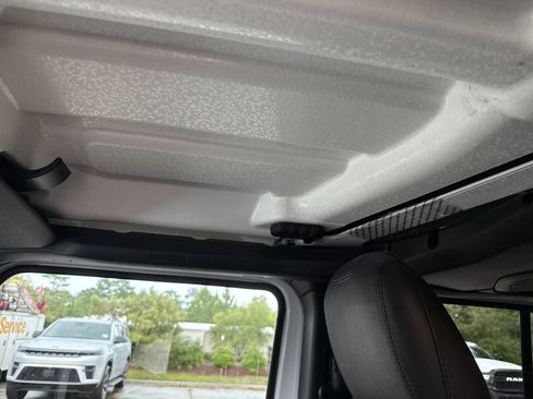 Used 2024 Jeep Wrangler Unlimited Sahara AWD/4WD image 26