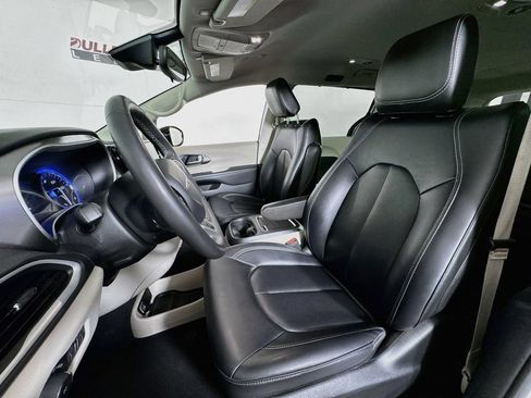 Used 2024 Chrysler Pacifica Touring-L FWD image 21