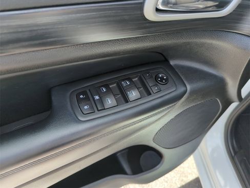 Used 2020 Jeep Grand Cherokee Altitude image 19