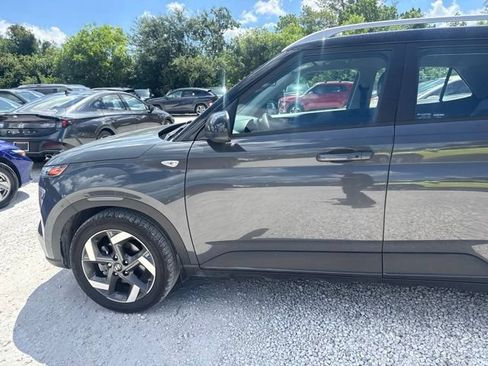 Used 2023 Hyundai Venue Limited FWD image 10