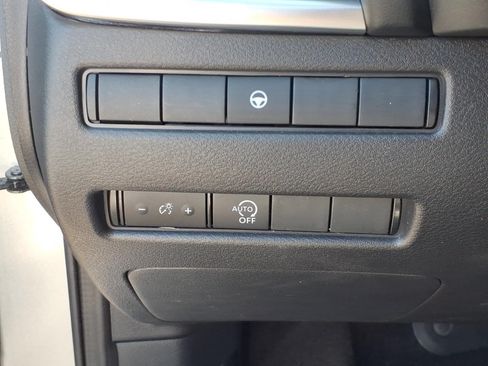 Used 2023 Nissan Rogue SV AWD/4WD image 12