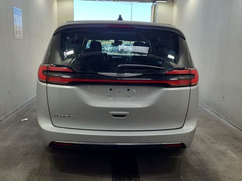 Used 2024 Chrysler Pacifica Touring-L w/ Uconnect Theater Family Group FWD image 5