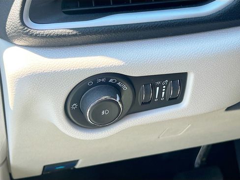 Used 2024 Chrysler Pacifica Limited FWD image 10