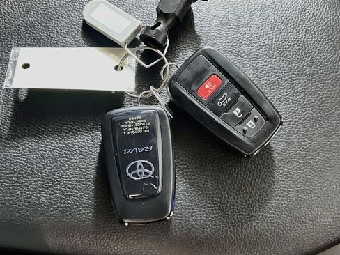 Used 2025 Toyota RAV4 XLE w/ Convenience Package FWD image 36