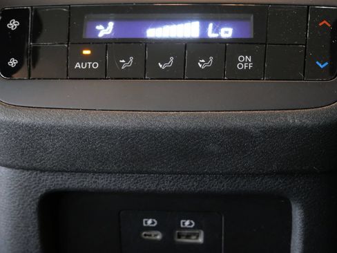 Used 2025 Nissan Pathfinder SV AWD/4WD image 25