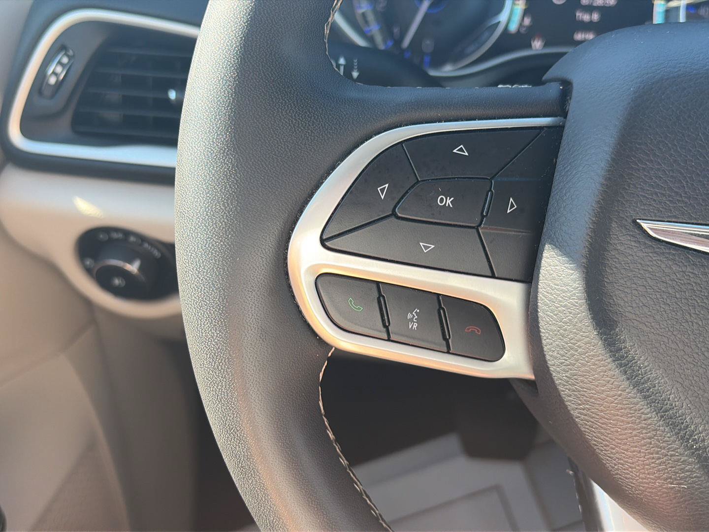 Used 2024 Chrysler Pacifica Touring-L FWD image 31