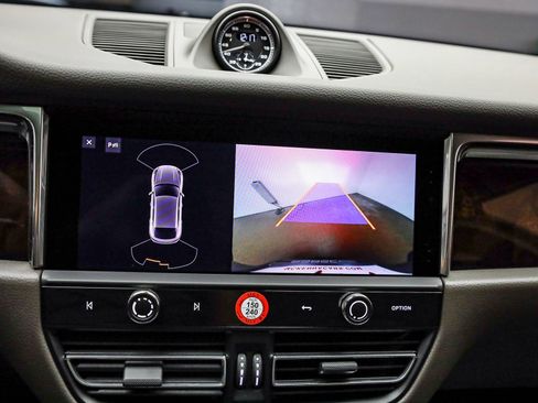 Used 2025 Porsche Macan image 30