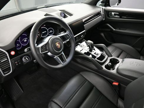 Certified 2023 Porsche Cayenne Platinum Edition image 4