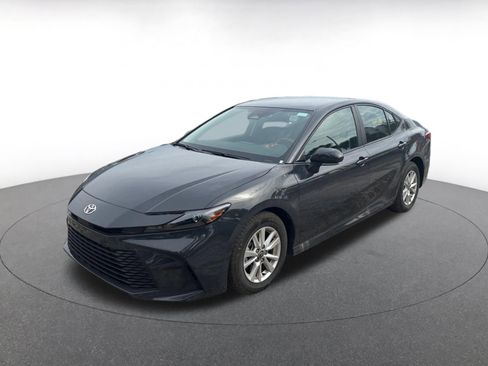 Used 2025 Toyota Camry LE image 3