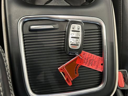 Used 2023 Chrysler Pacifica Touring-L image 38